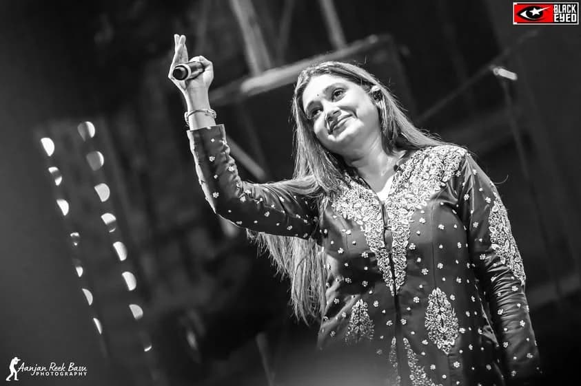Antara Mitra Live at Beleghata — event photograph 4