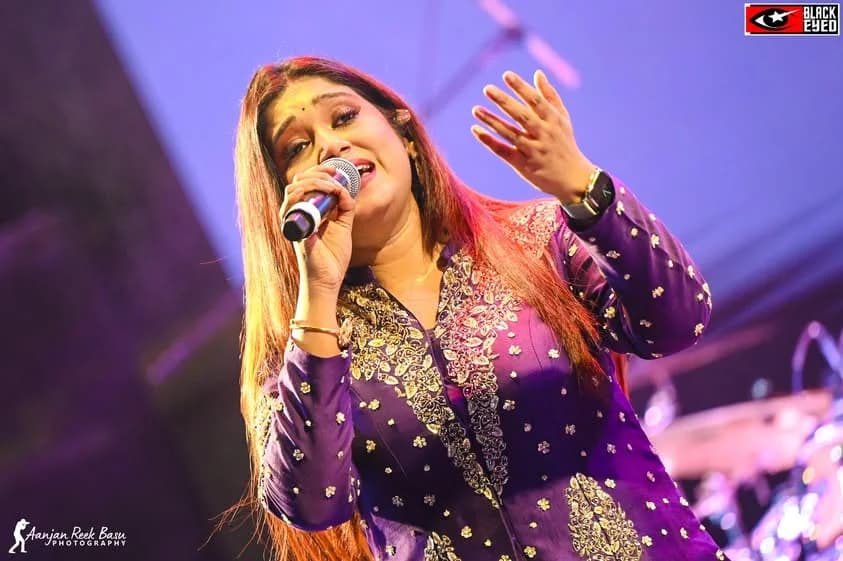 Antara Mitra Live at Beleghata — event photograph 11