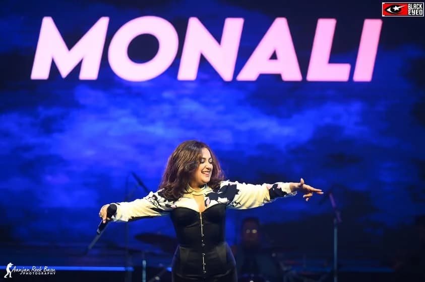 Monali Thakur Live at Madhyamgram — event photograph 2