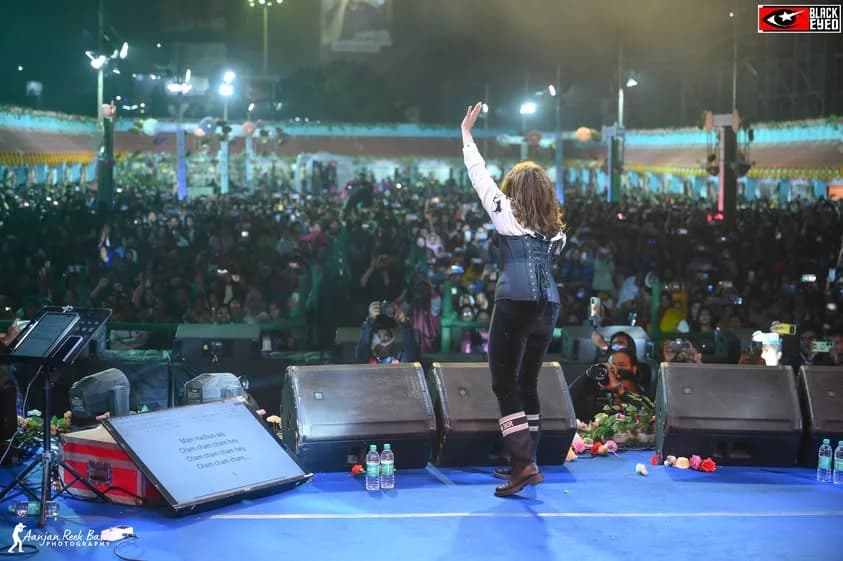 Monali Thakur Live at Madhyamgram — event photograph 4