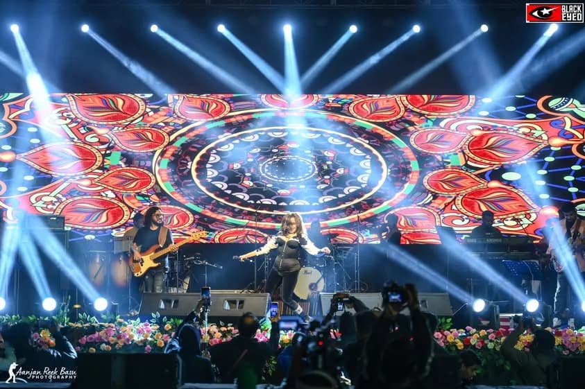 Monali Thakur Live at Madhyamgram — event photograph 7