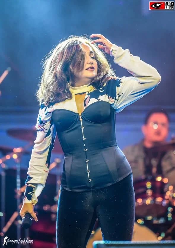 Monali Thakur Live at Madhyamgram — event photograph 14
