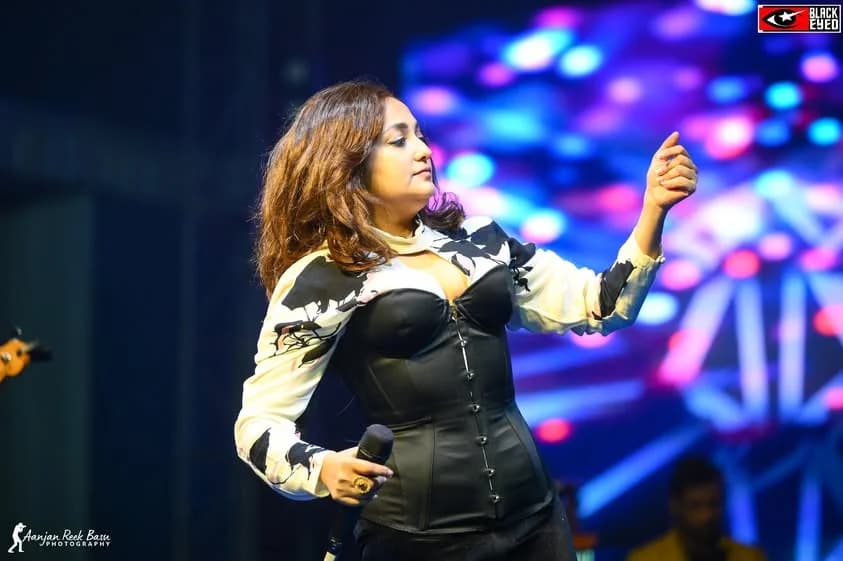 Monali Thakur Live at Madhyamgram — event photograph 16