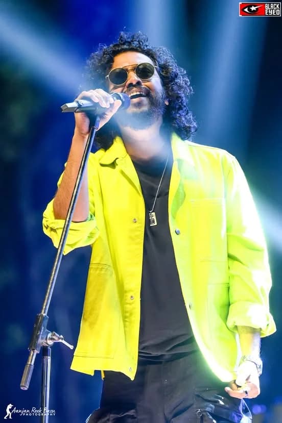 Nakash Aziz performing at a BlackEyed event